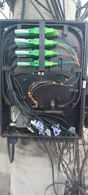 CTO instalada em poste de rede FTTH