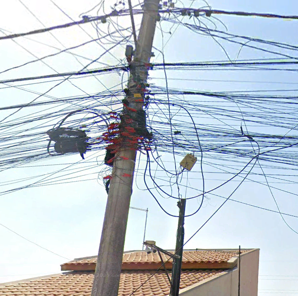 Equipe técnica realizando levantamento para regularização de rede de telecomunicações