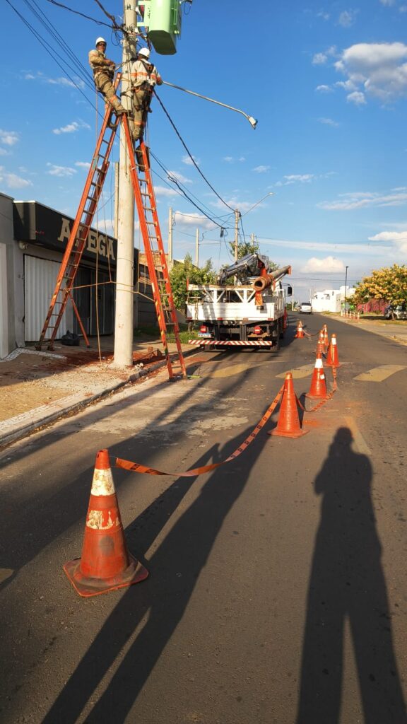 Equipe técnica realizando levantamento para regularização de rede de telecomunicações