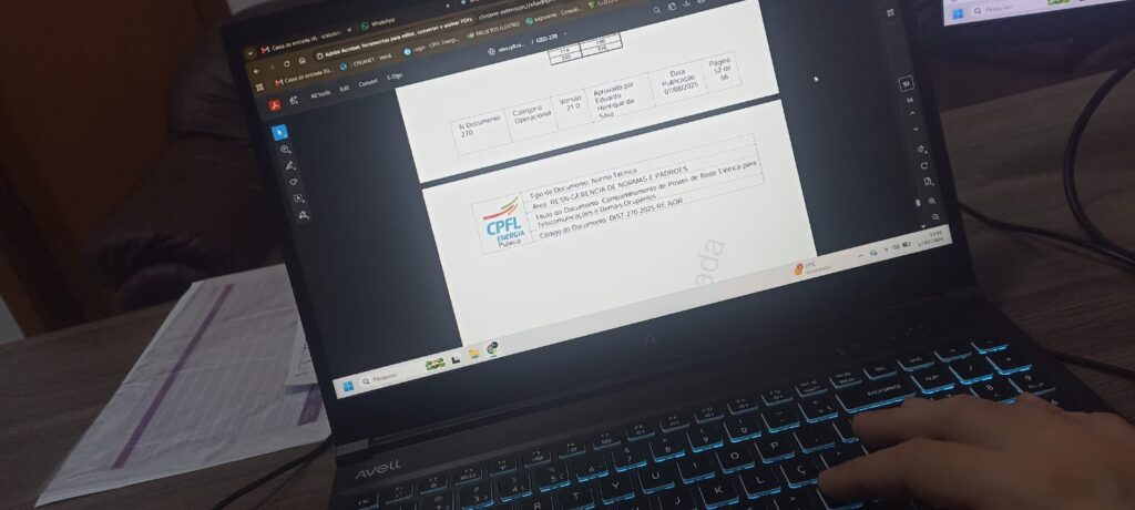 Engenheiro de telecomunicações aplicando as normas CPFL compartilhamento de postes
